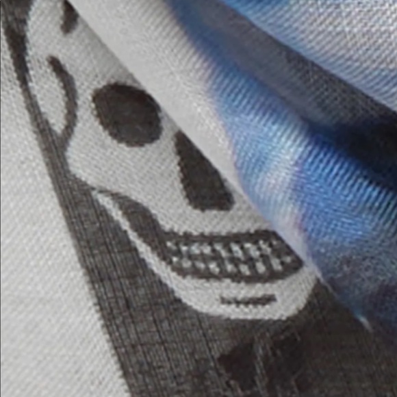 ALEXANDER MCQUEEN Classic Bellflower Modal & Silk Scarf white/black/indigo - Picture 6 of 11